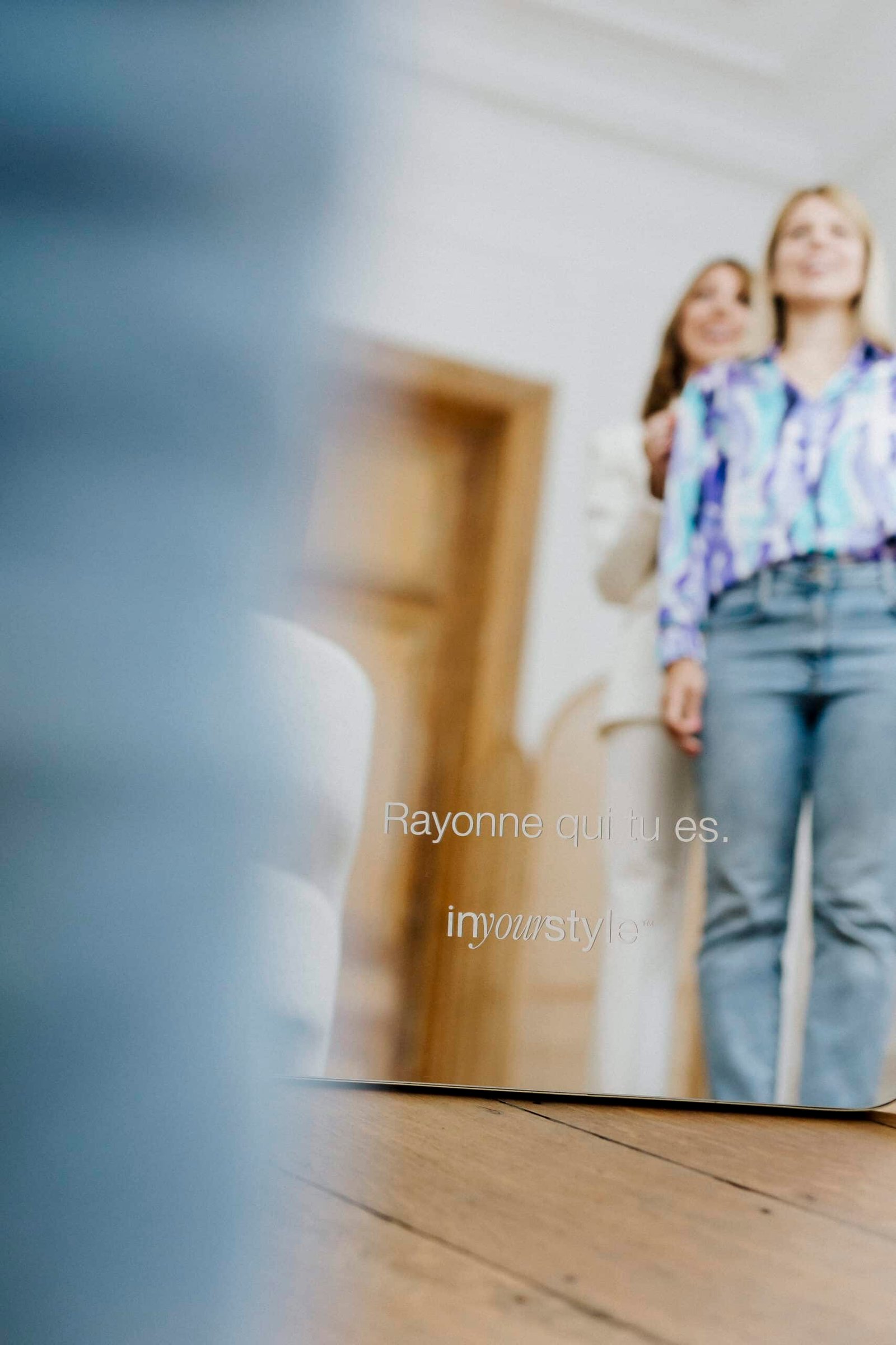 inyourstyle-rayonne-qui-tu-es Séance de coaching en image avec miroir avec le message rayonne qui tu es by Inyourstyle™
