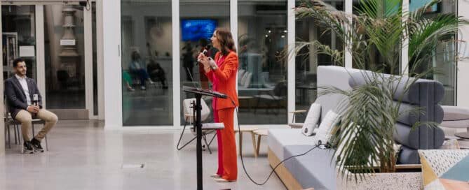 Julie Terreur lors d'une masterclass sur les réseaux sociaux